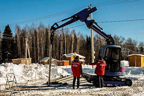 Установка забора зимой
