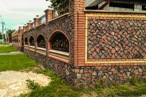 Забор из камня