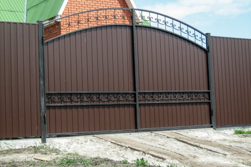 Распашные ворота из профнастила