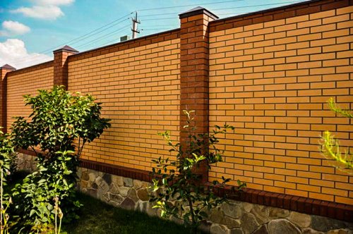 Кирпичные заборы